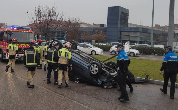 Valladolid Un Herido Tras Volcar Con Su Coche En Una Rotonda De Arco